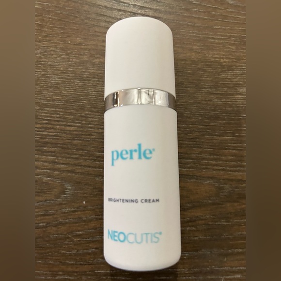 Neocutis Perle. Highlights Minimizes dark spots Creates an even tone and texture - Picture 8 of 9